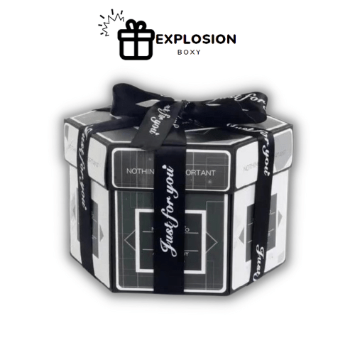 Explosion Boxy™ ensamblada en blanco y negro